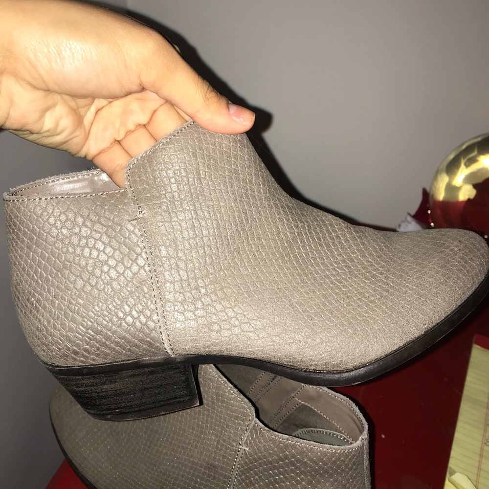 GREY LEATHER BOOTS NEVER WORN BUT NO TAGS